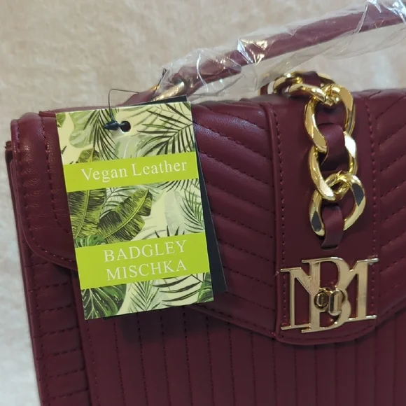 Elegant Burgundy Quilted Handbag - Picture 6 of 7